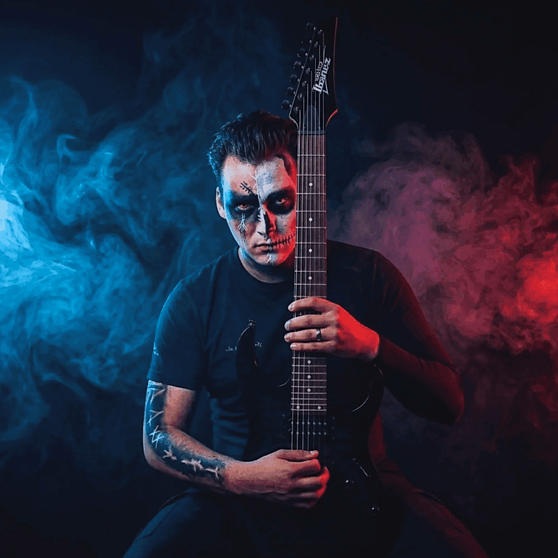 Yago Riffs segurando sua guitarra